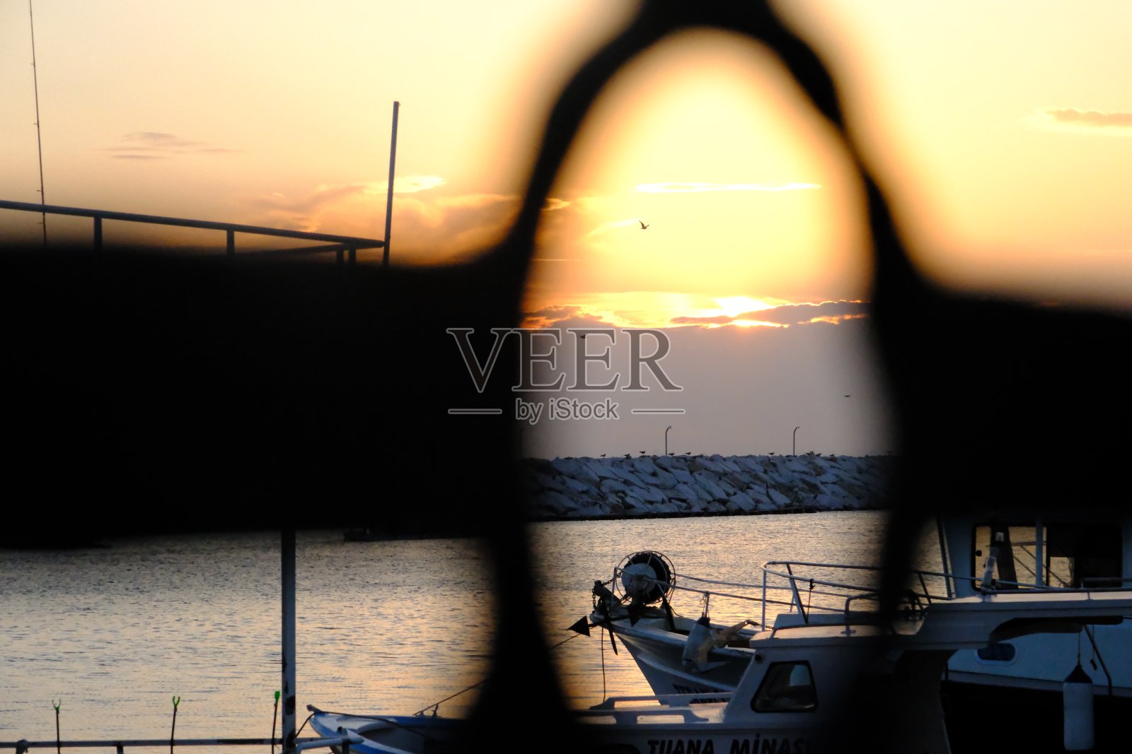 夏日傍晚码头的夕阳照片摄影图片