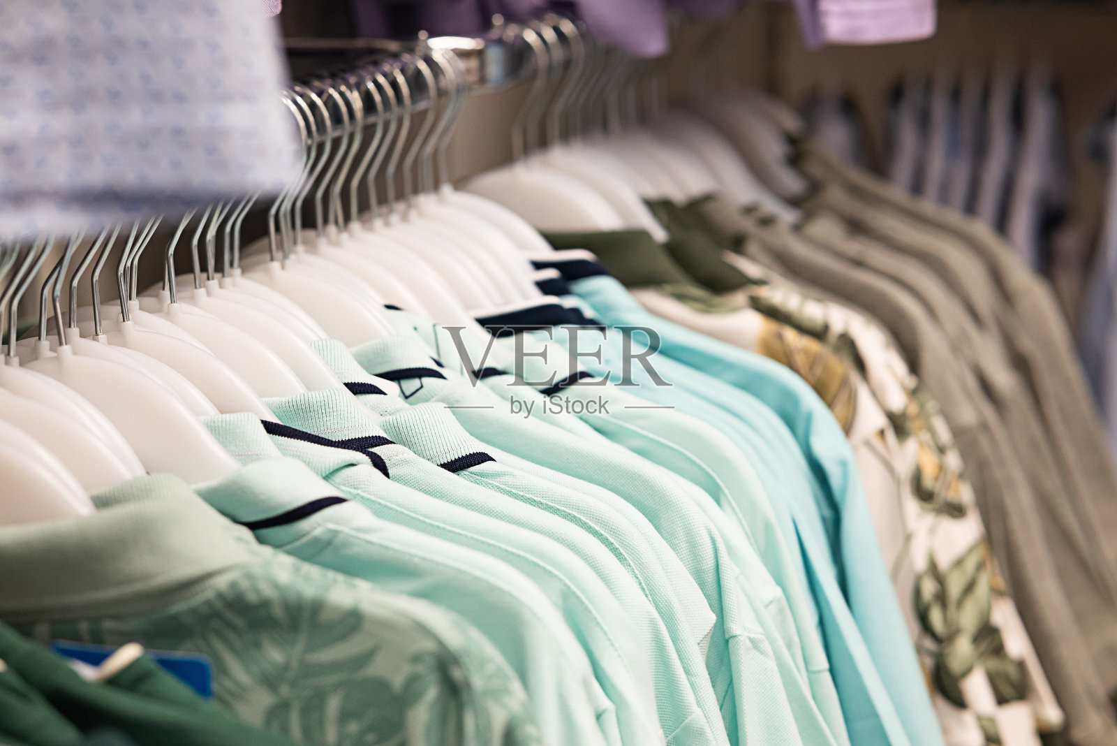 亚洲年轻女人在衣柜前选择衣服照片摄影图片