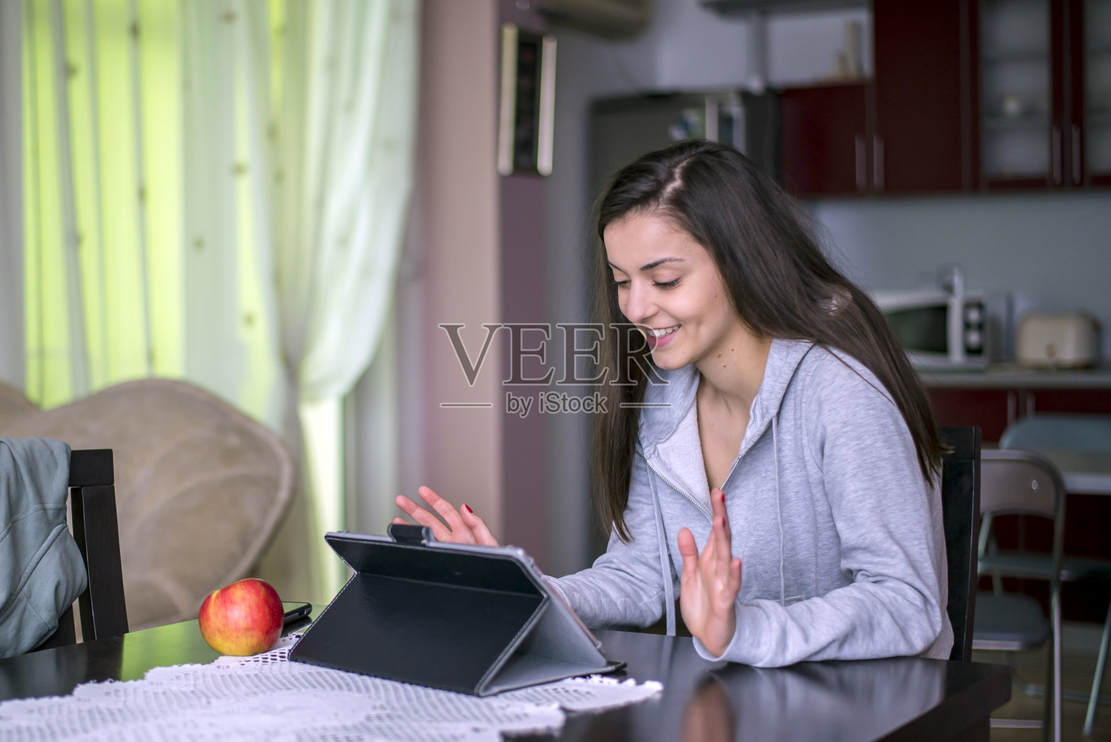 休闲视频通话连接在家里照片摄影图片