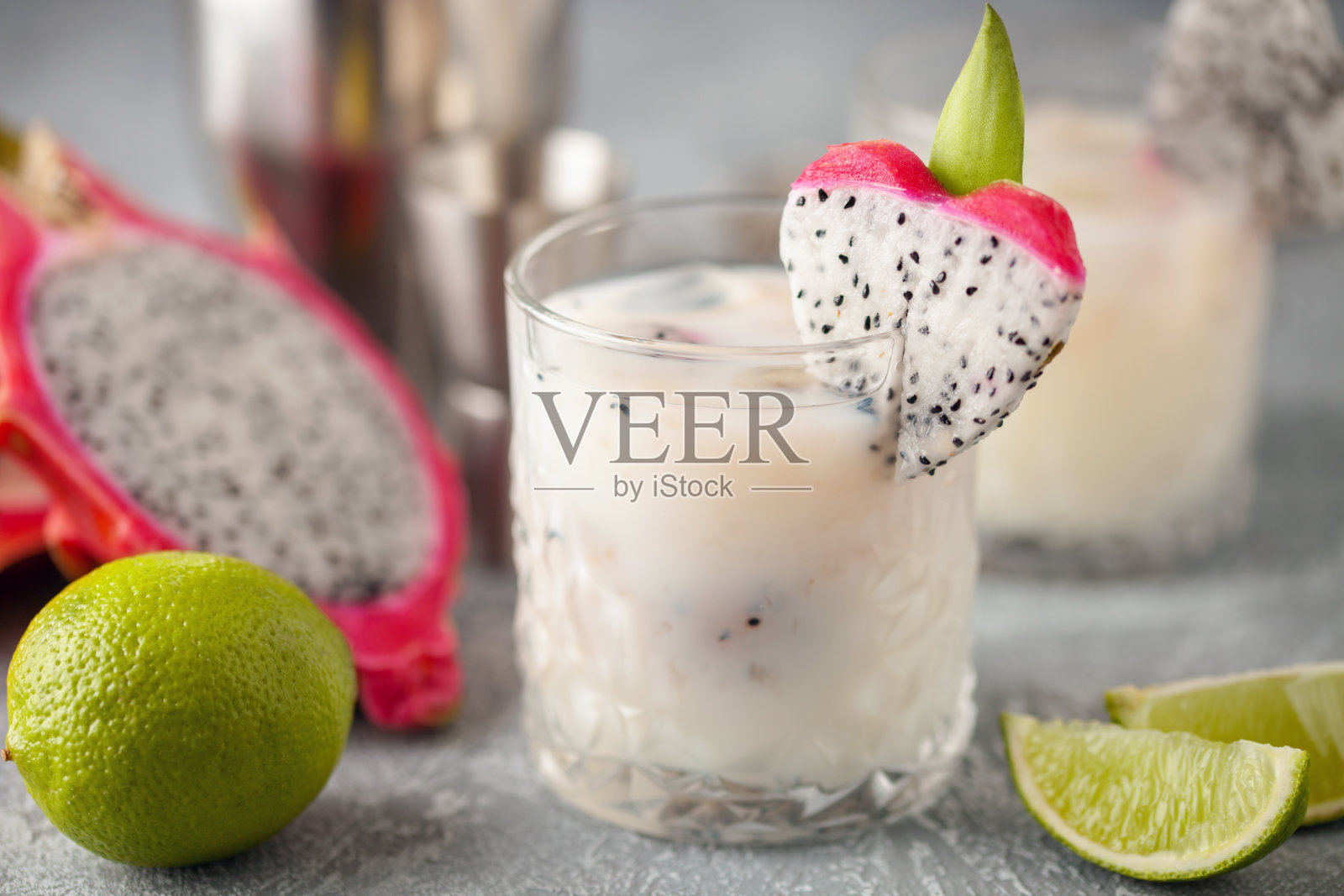 火龙果玛格丽塔。龙舌兰酒、橙酒和酸橙汁混合而成的清爽鸡尾酒。照片摄影图片