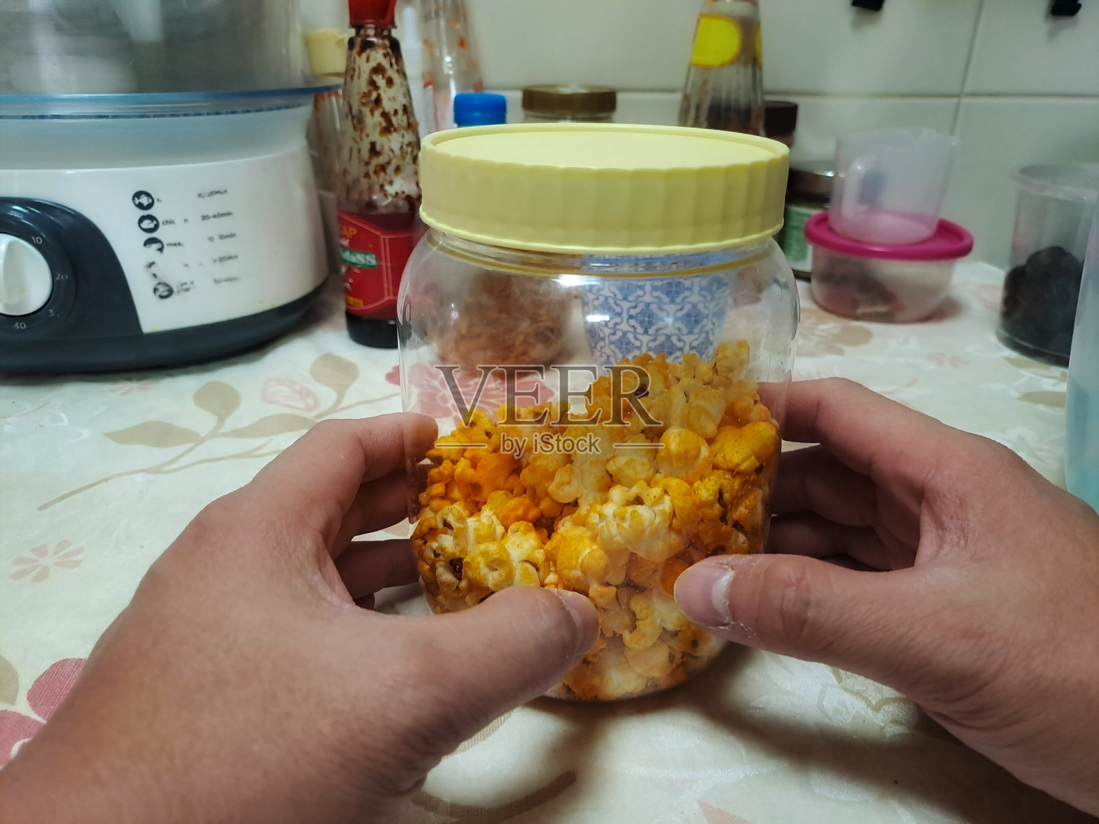 一个人拿着一罐爆米花照片摄影图片