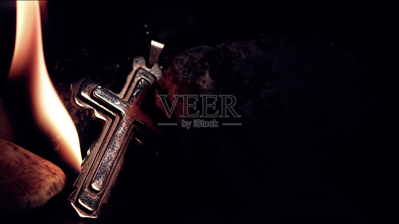【基督教】火中的十字架照片摄影图片