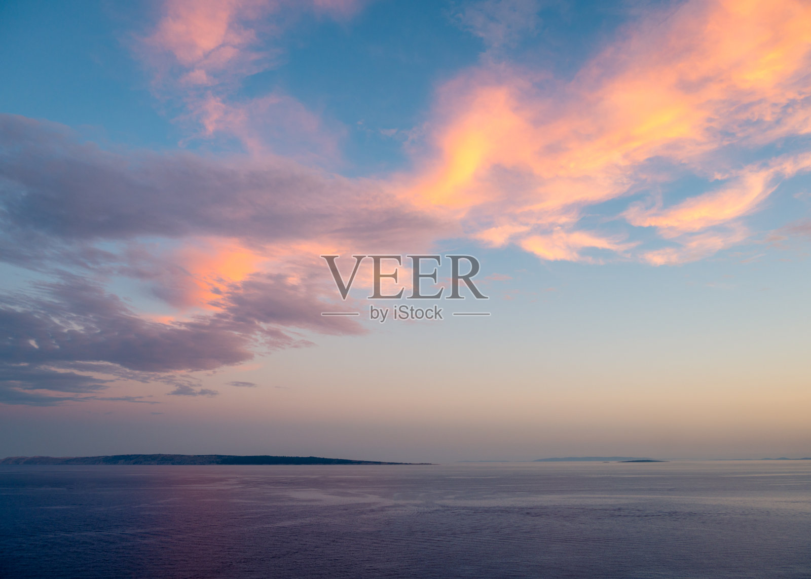 傍晚的天空,海面上乌云密布。海上壮观的日落。照片摄影图片