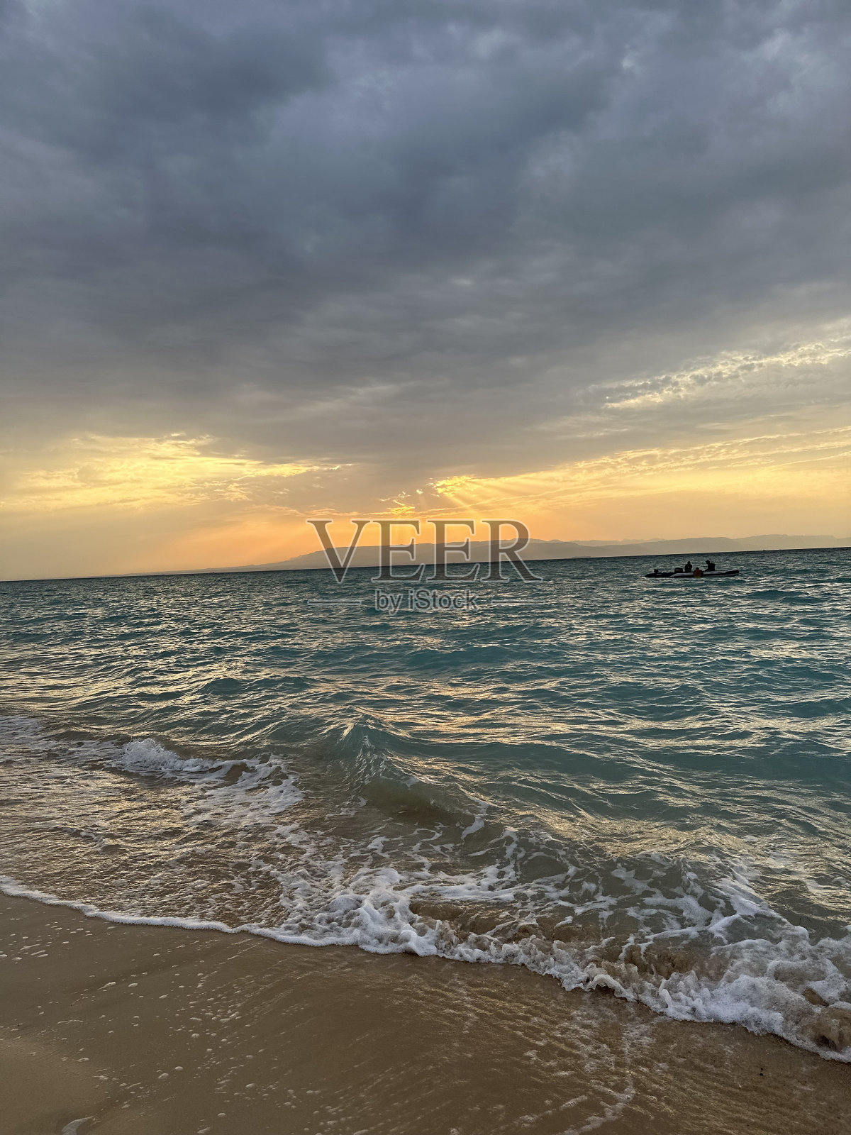 西奈半岛拉斯塞德尔红海上的金色夕阳照片摄影图片