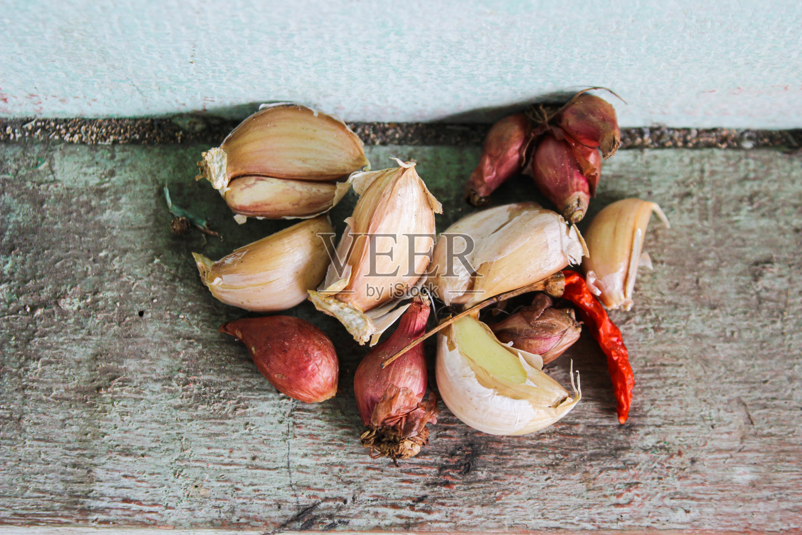 大蒜,红辣椒和青葱照片摄影图片