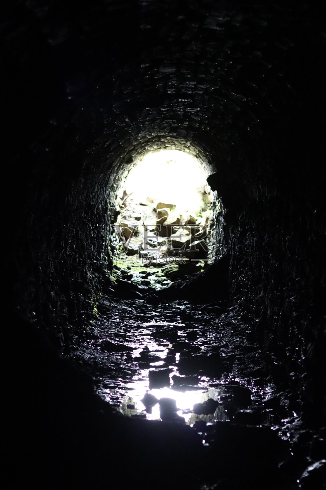 一道长石隧道尽头的光亮照片摄影图片