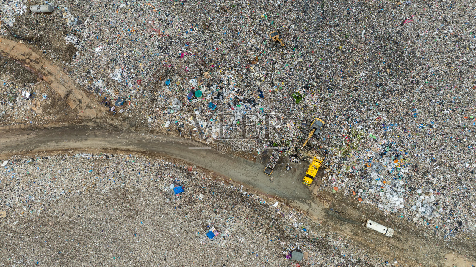 汽车垃圾倾倒和反铲工作,家庭垃圾填埋处理堆塑料垃圾和各种垃圾,环境污染预警。照片摄影图片