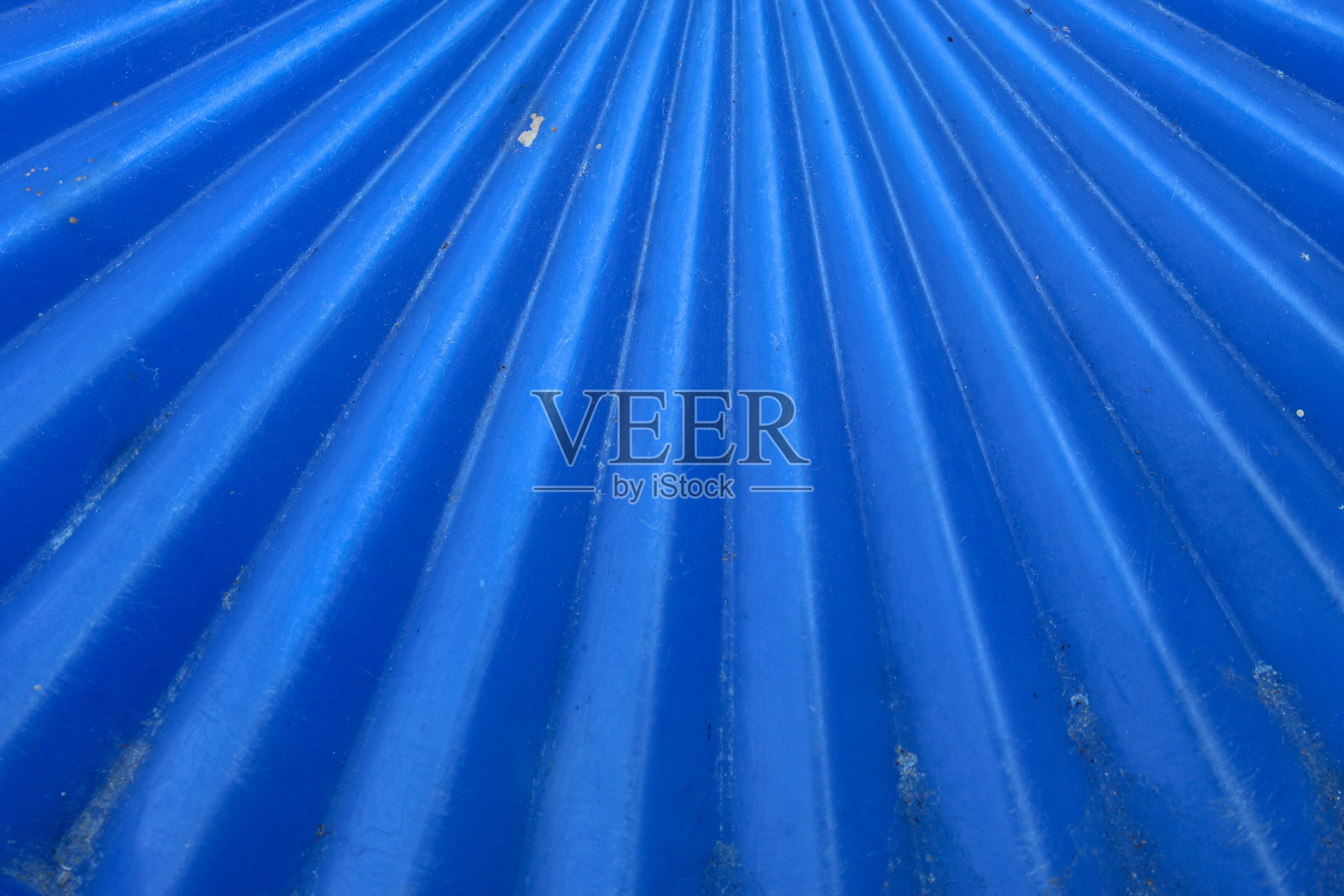 瓶盖上的蓝色纹理带有螺旋图案。螺旋抽象蓝色背景。照片摄影图片