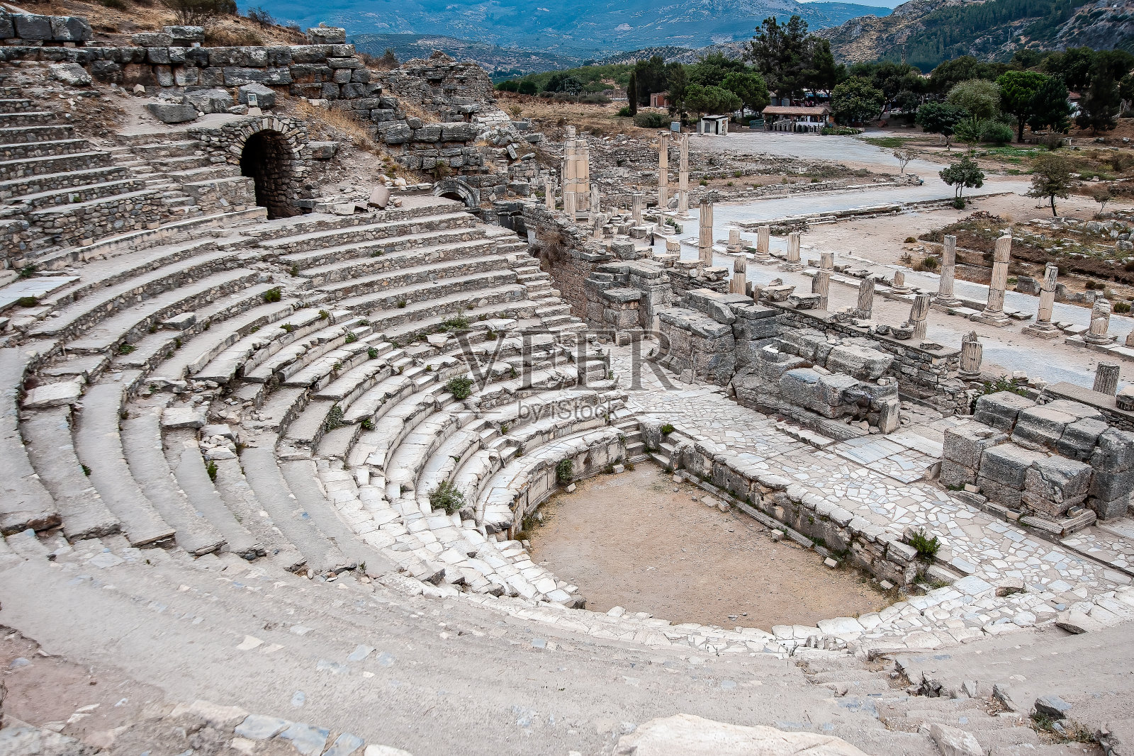奥迪翁剧院——一座有屋顶的小剧院,由维迪乌斯·安东尼乌斯和他的妻子在公元150年左右建造。剧院里有22层楼梯。入口在舞台的两边,要走几步才能到达。照片摄影图片