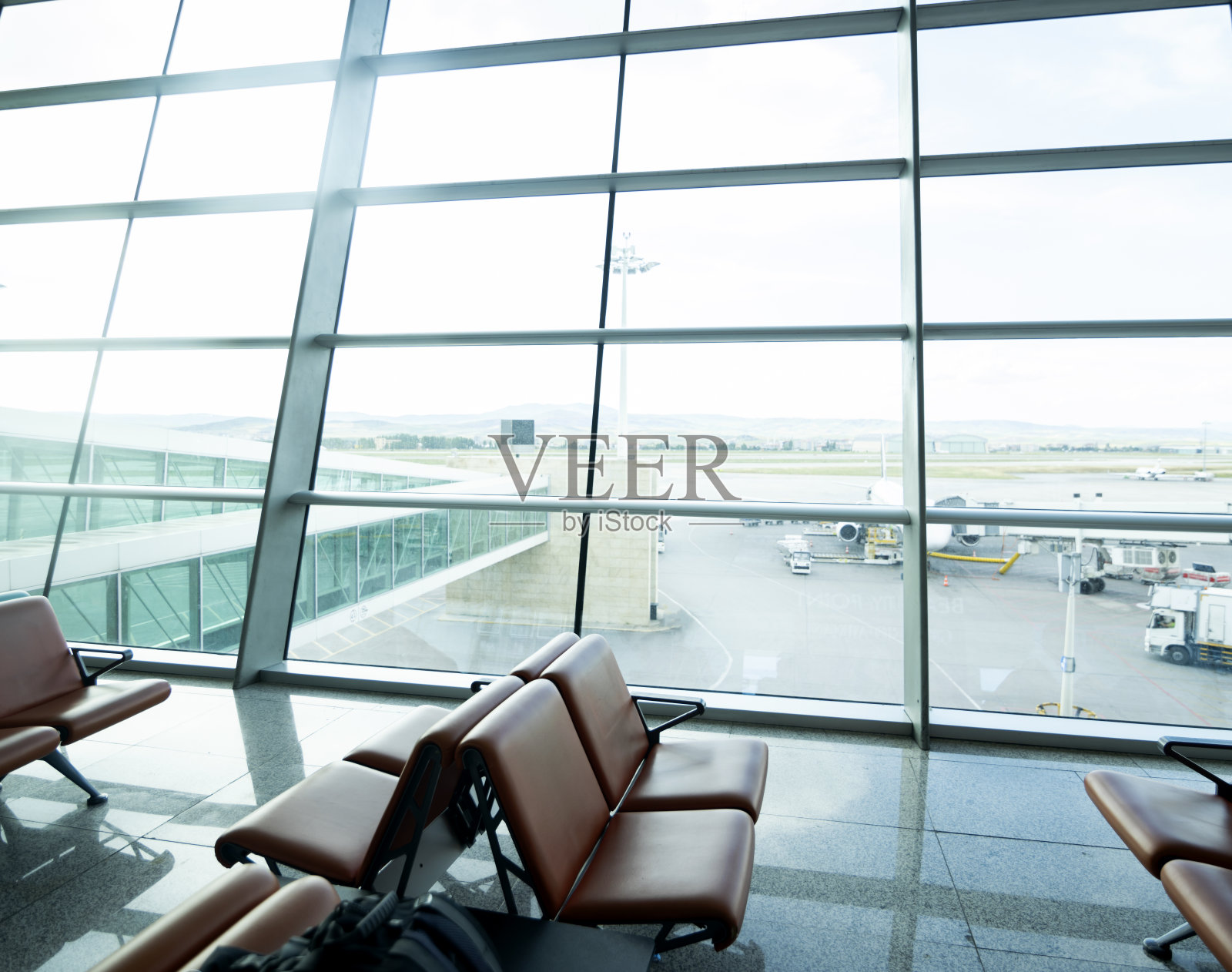 空无一人的机场候机厅,背景是飞机照片摄影图片