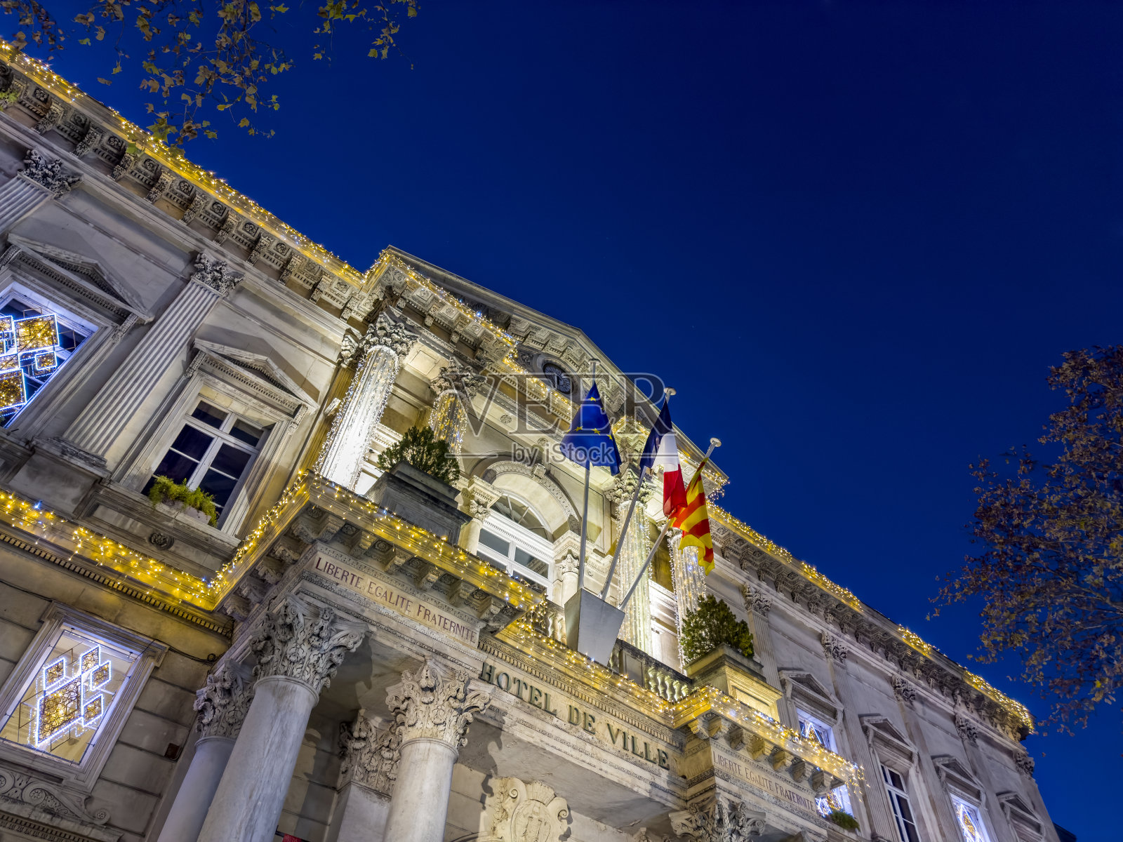 阿维尼翁历史悠久的市政厅大楼夜景照片摄影图片