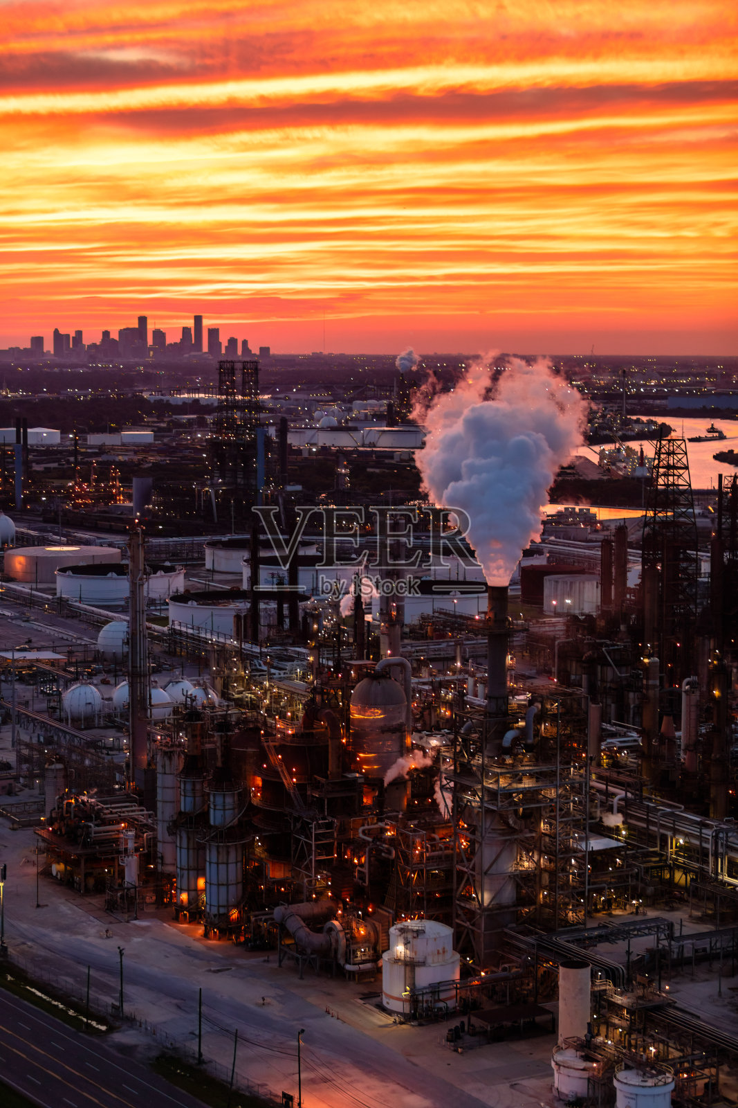 日落时休斯顿工业区的空中轮廓照片摄影图片