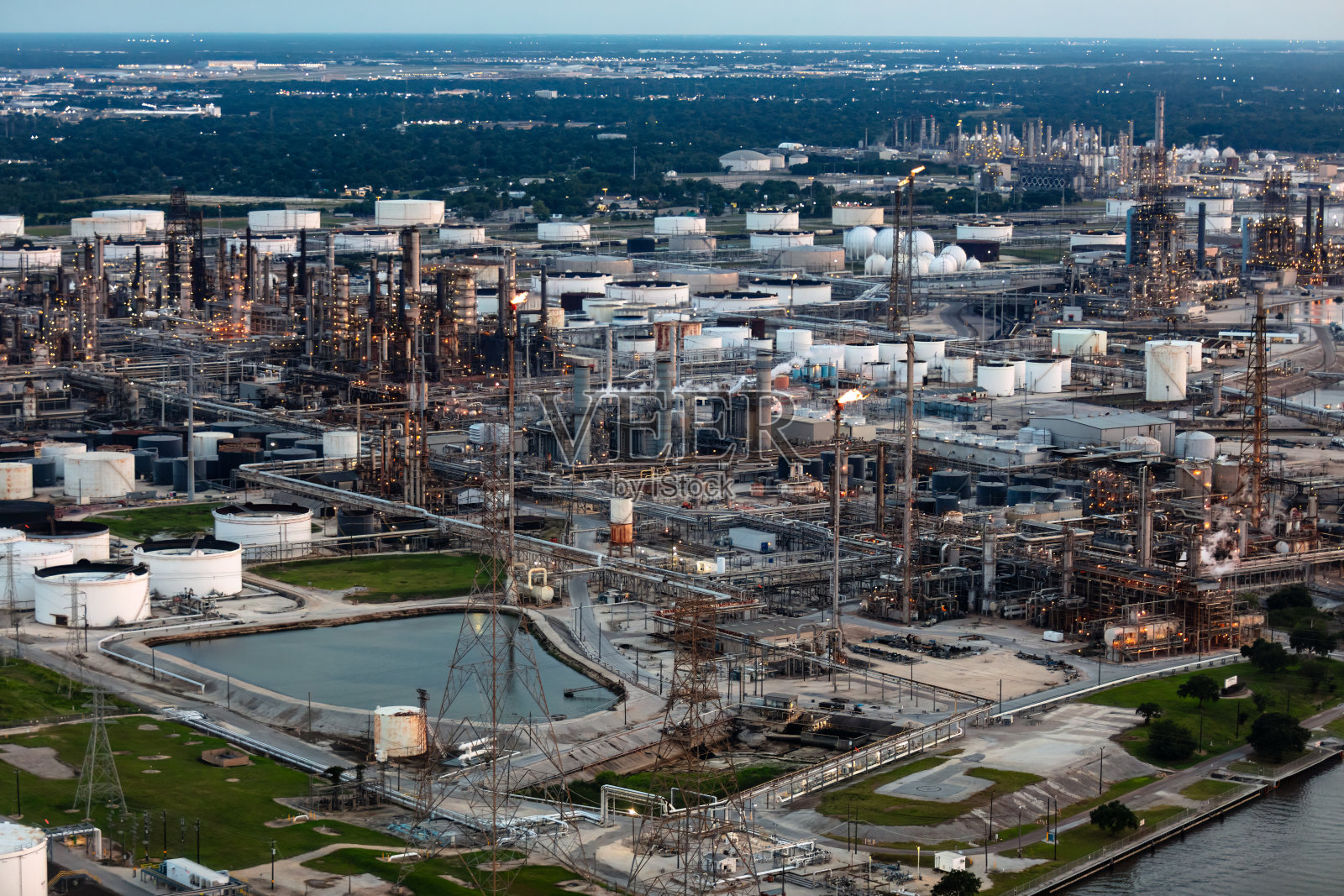 夏天晚上,德克萨斯州休斯顿炼油厂的广角航拍照片照片摄影图片