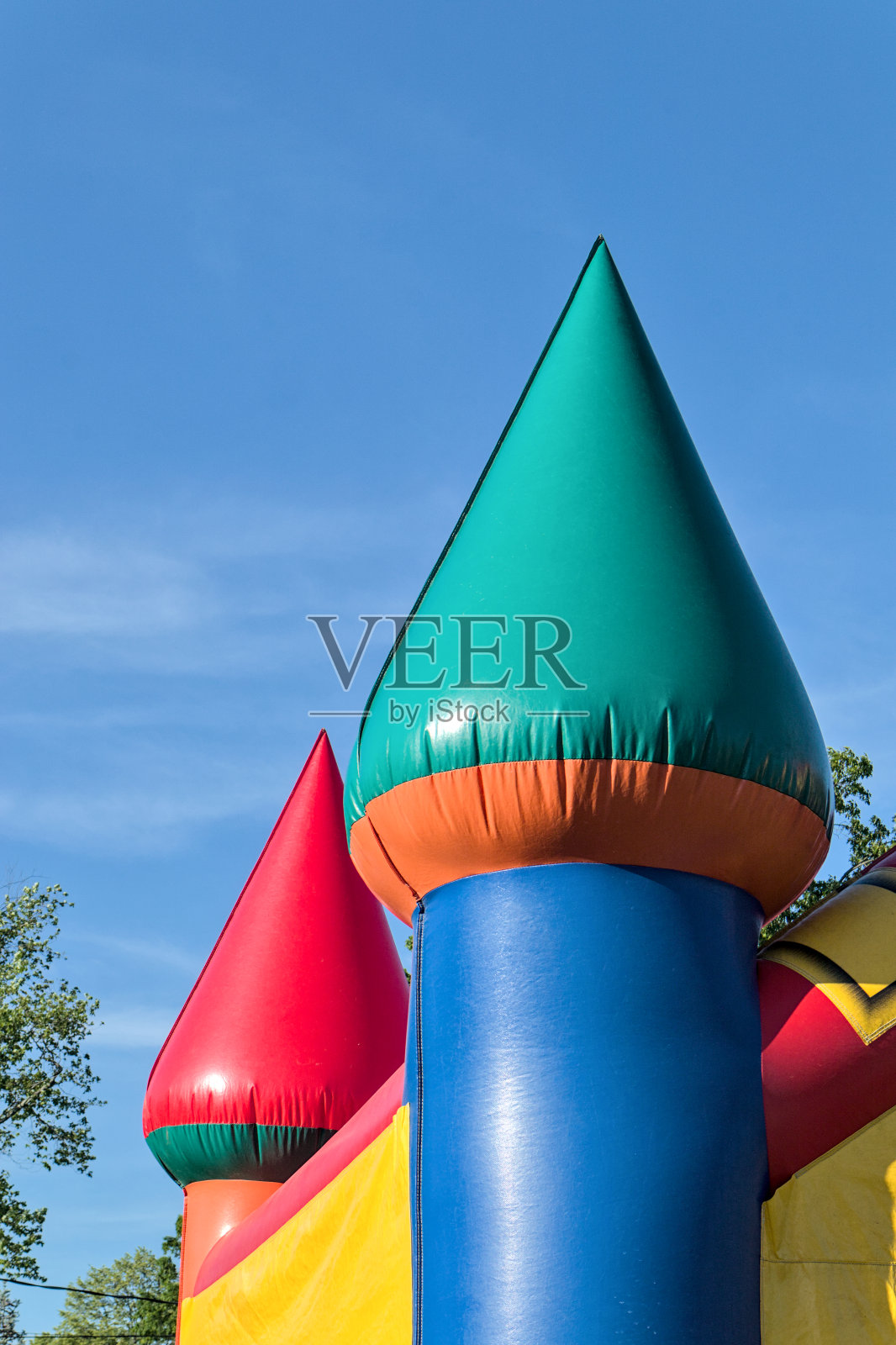 充气城堡儿童玩具(儿童弹跳屋)近距离细节剪影对着天空(彩色玩具游乐场派对充气生日派对租租租)弹跳照片摄影图片