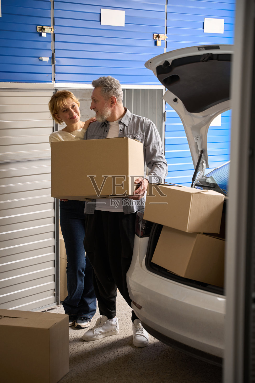 在自助仓库工作的男女照片摄影图片