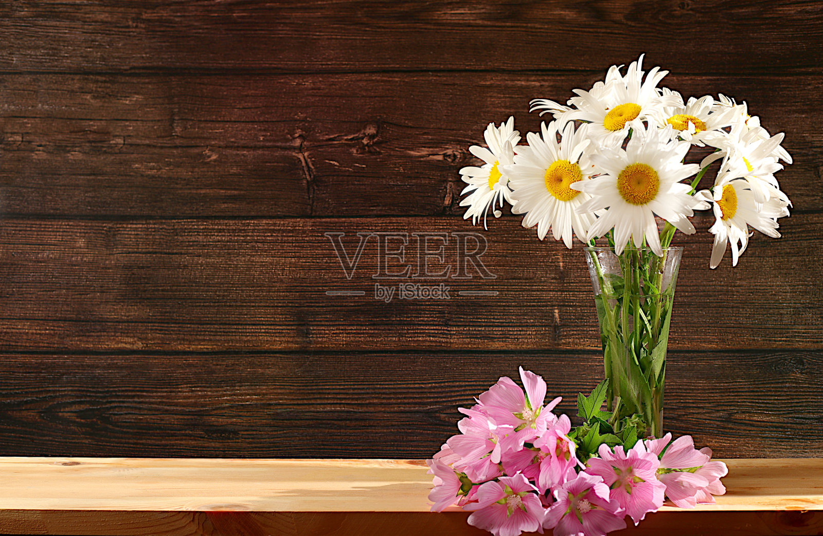 美丽的雏菊花在一个花瓶在一个木制的背景,夏季横幅为产品广告,抽象插花,质朴的风格,节日贺卡,选择性聚焦…照片摄影图片