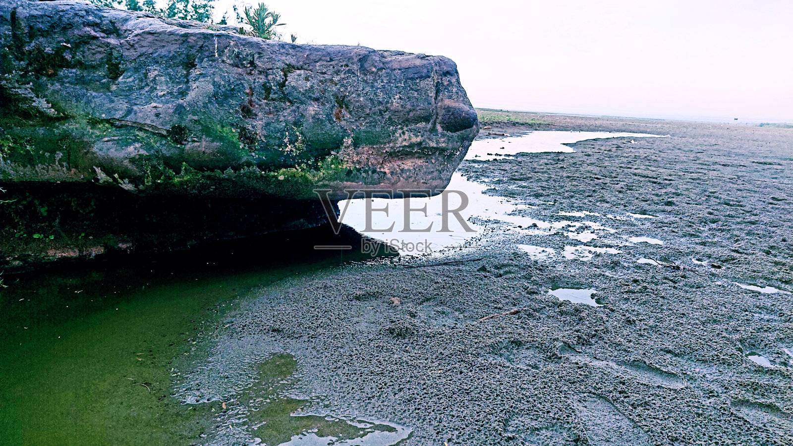 岩石边缘附近的sawan河旁遮普照片摄影图片