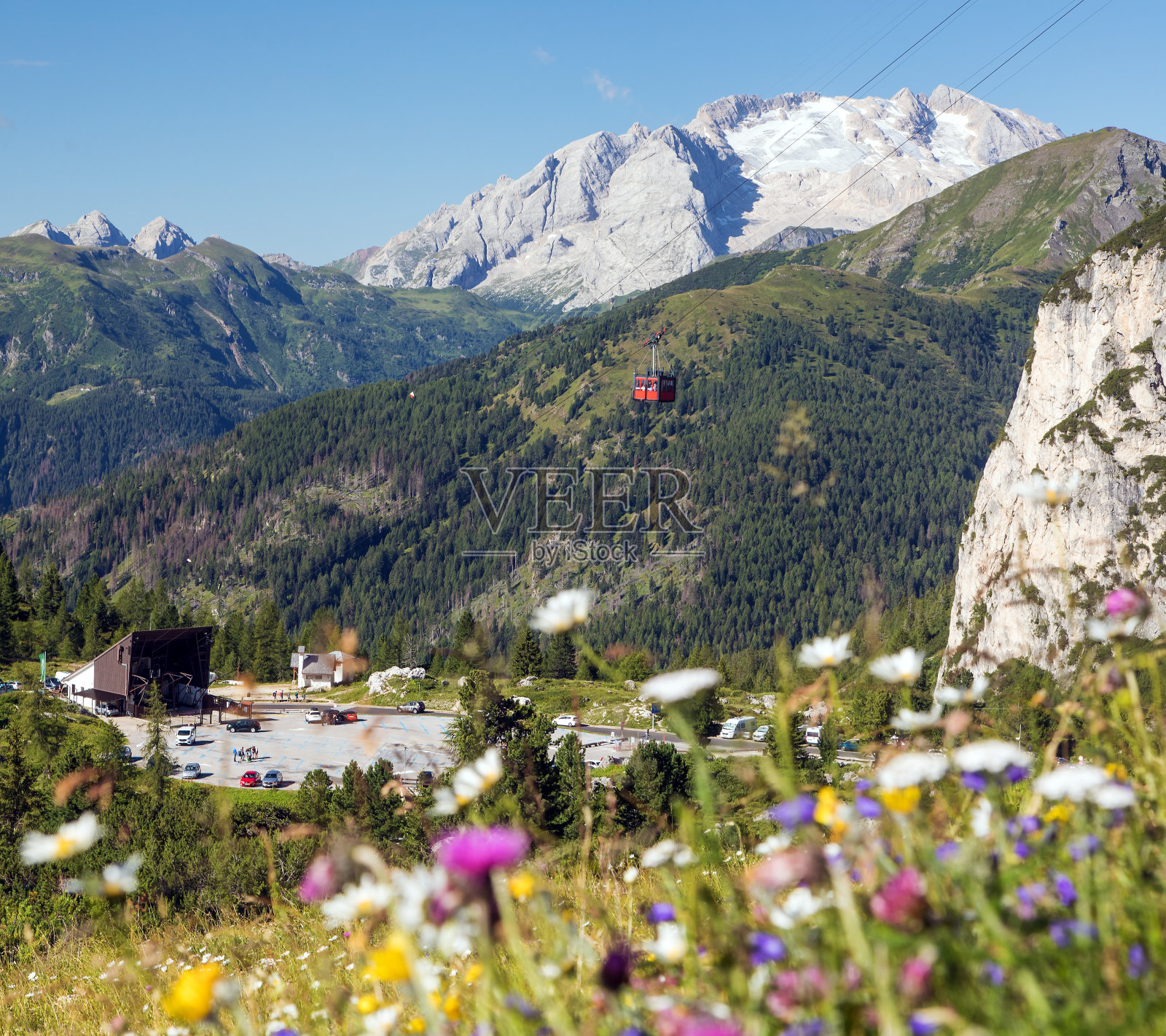 意大利白云石山脉的马特莫拉达山和索道照片摄影图片