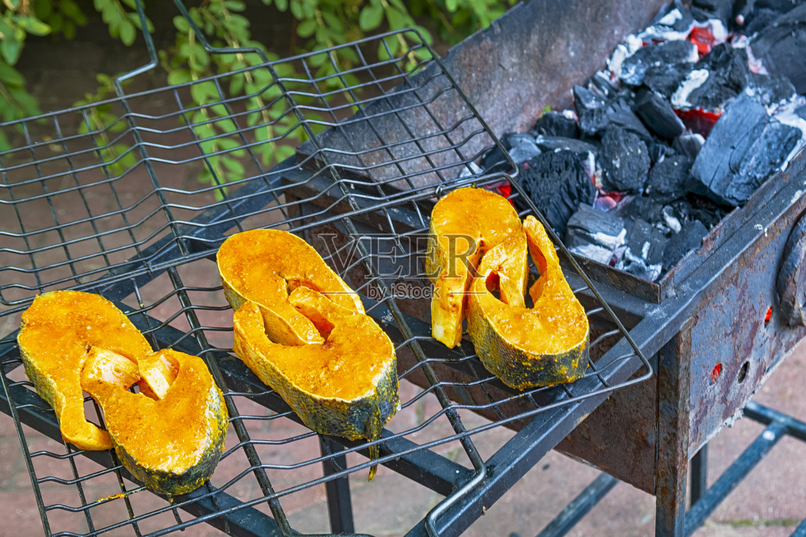食品理念和概念。在户外烤架上放置的烤鲑鱼排照片摄影图片