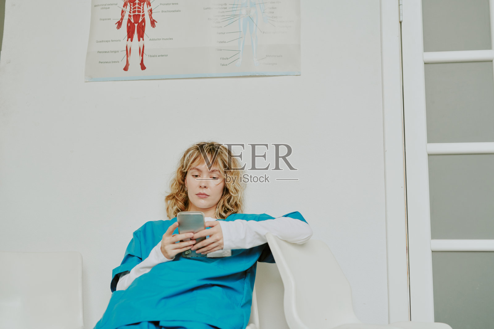 护士长班后逃避现实照片摄影图片