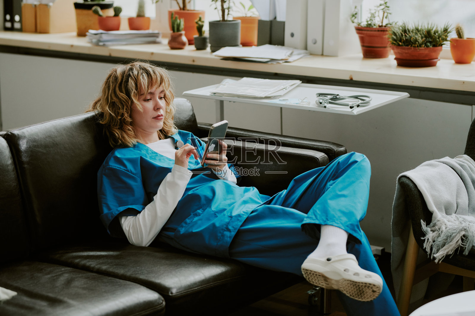 关注护士上网照片摄影图片