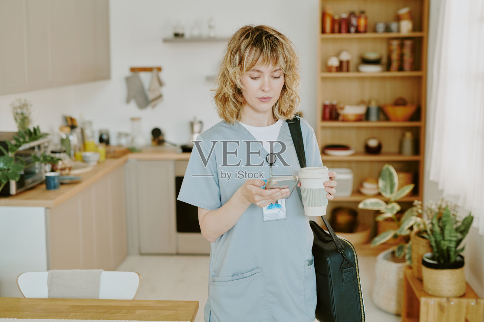 护士上班前刷智能手机照片摄影图片