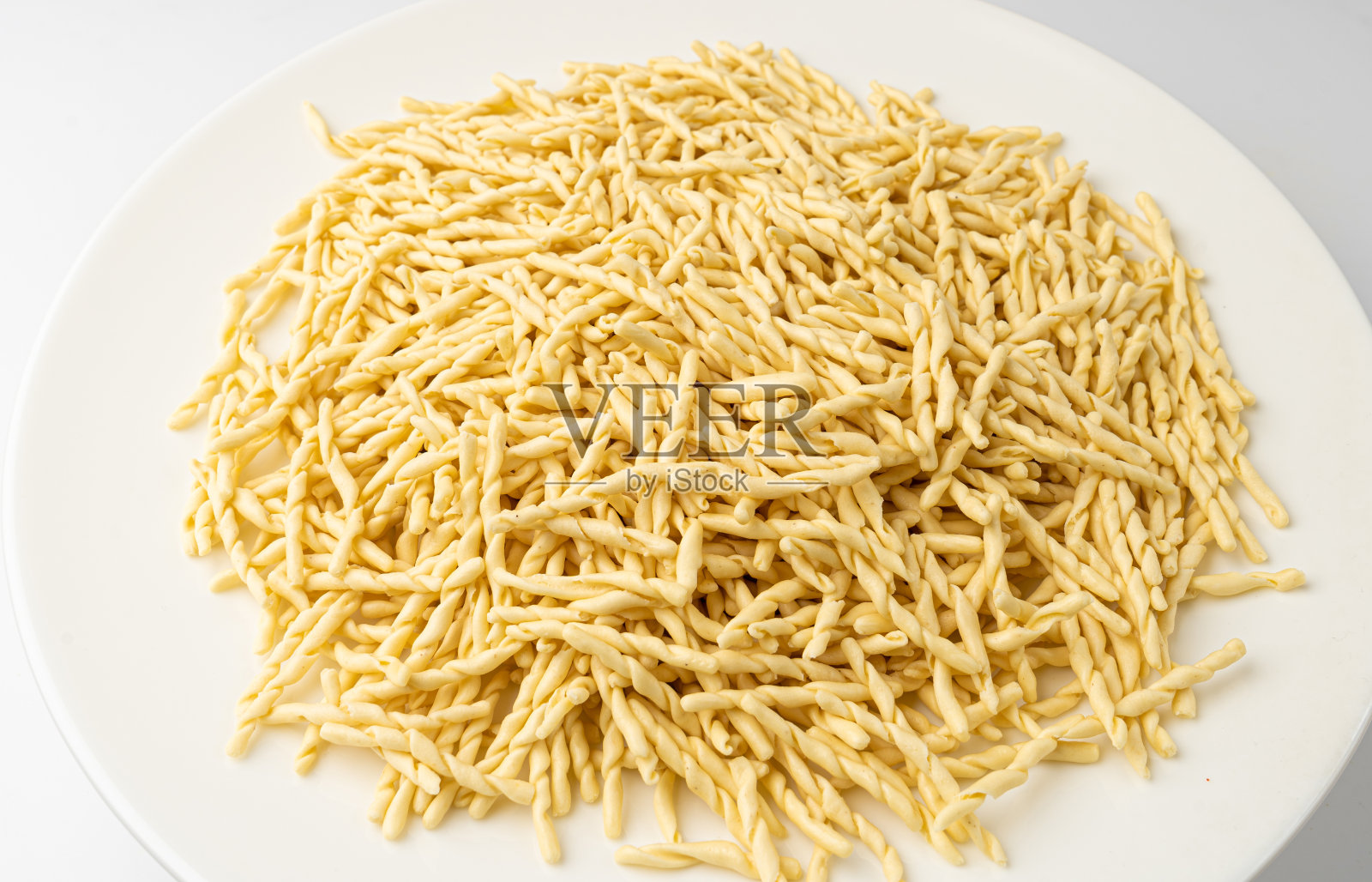 生Trofie意大利面,干意大利通心粉,传统热那亚食品,生面条,现代利古里亚美食照片摄影图片