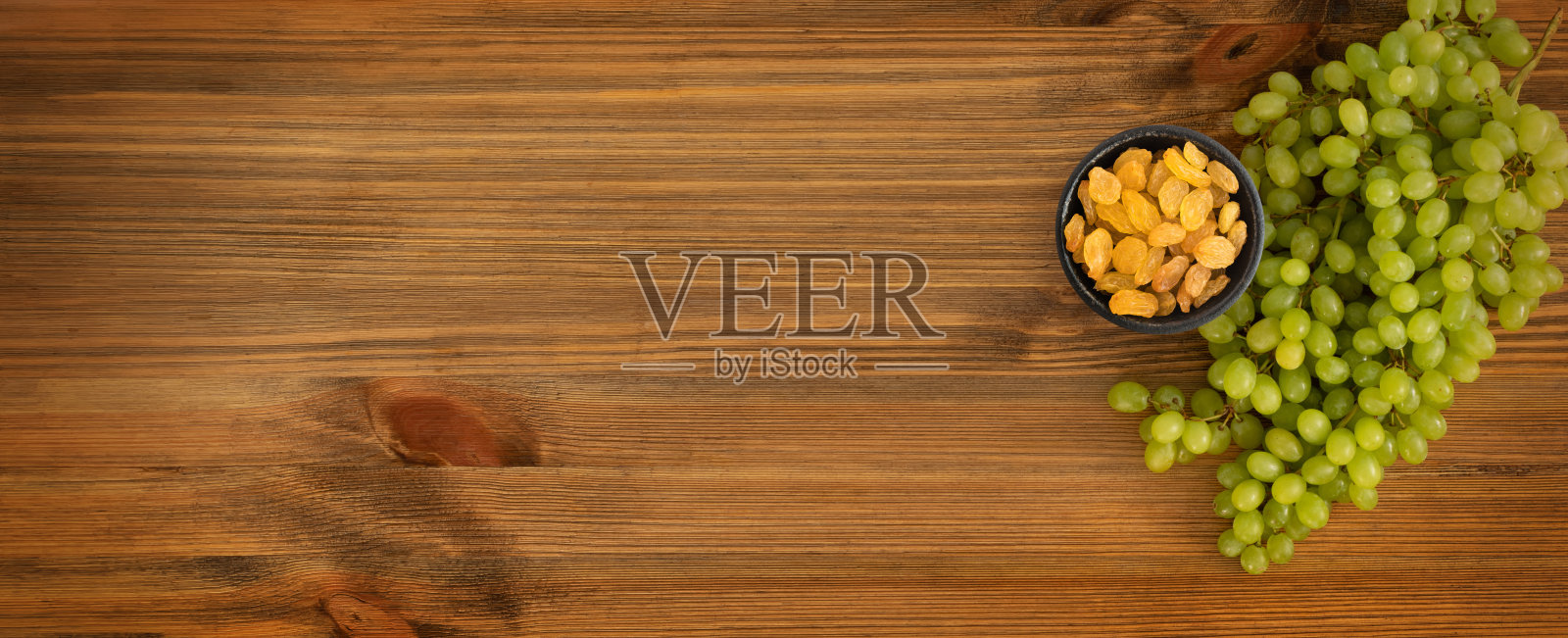 白色背景上的一堆黄色葡萄干照片摄影图片