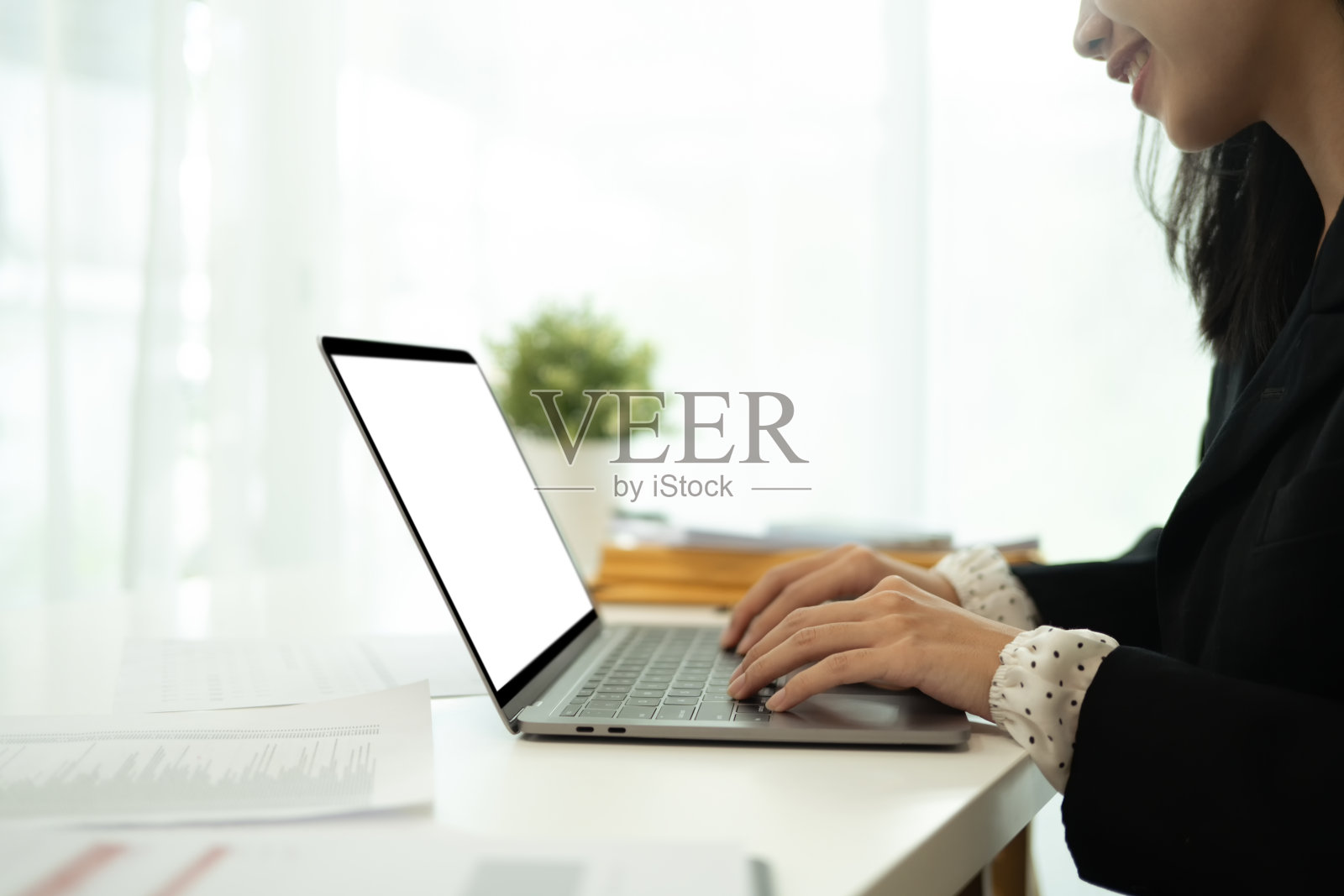 女商人的手在笔记本电脑上打字,检查电子邮件或搜索信息的特写照片摄影图片