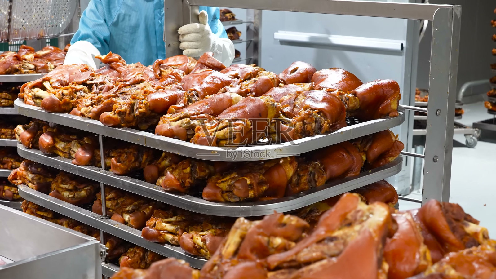 煮熟的猪腿放在不锈钢托盘里照片摄影图片