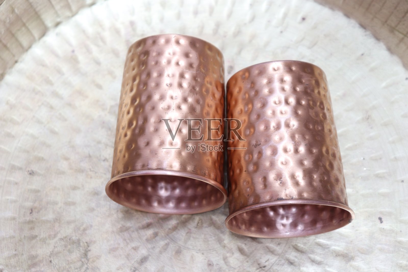 白底隔离饮水用铜金属玻璃照片摄影图片