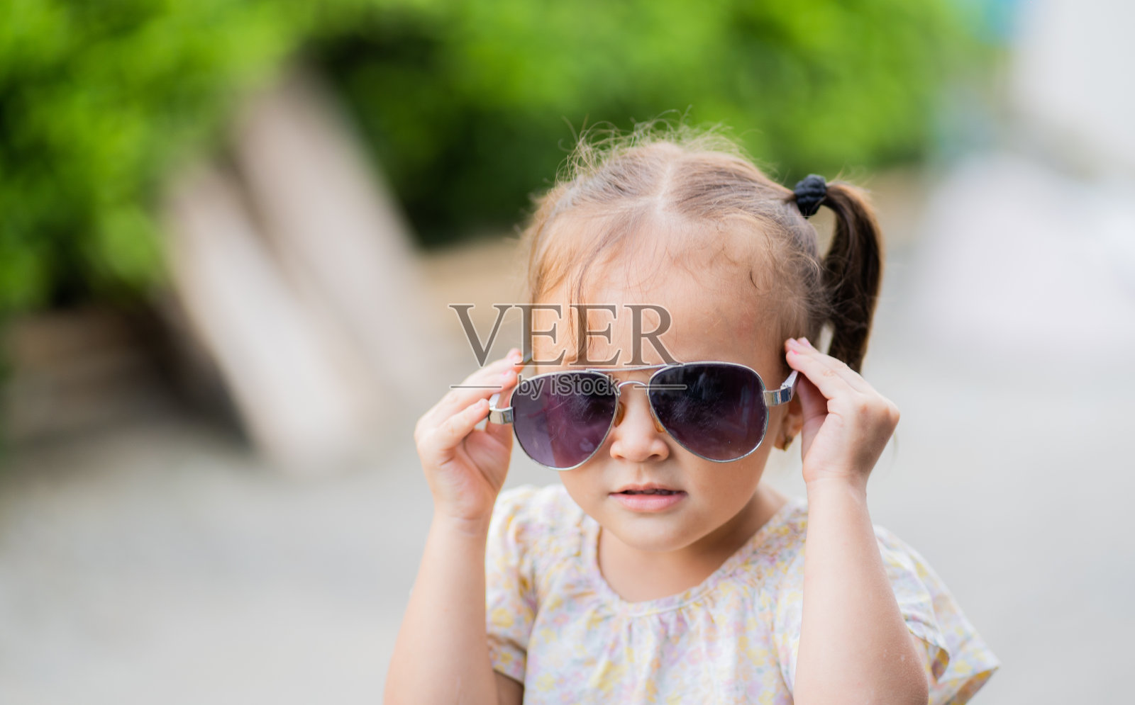 小女孩在户外戴着墨镜照片摄影图片