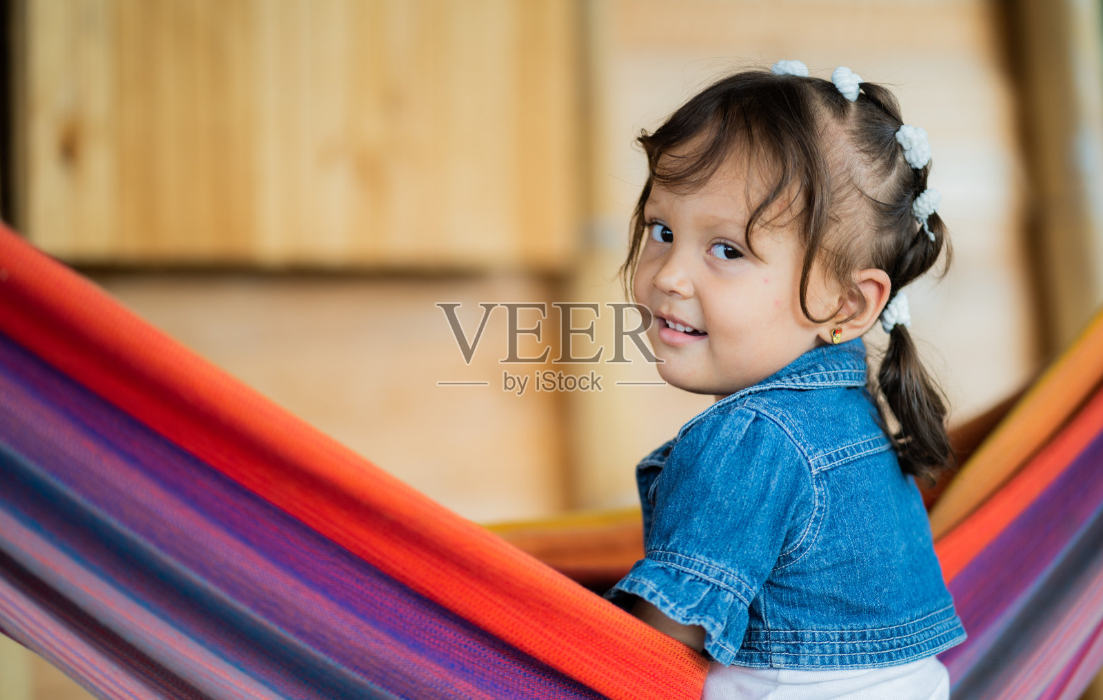 一名学龄女孩面带微笑望向一旁照片摄影图片