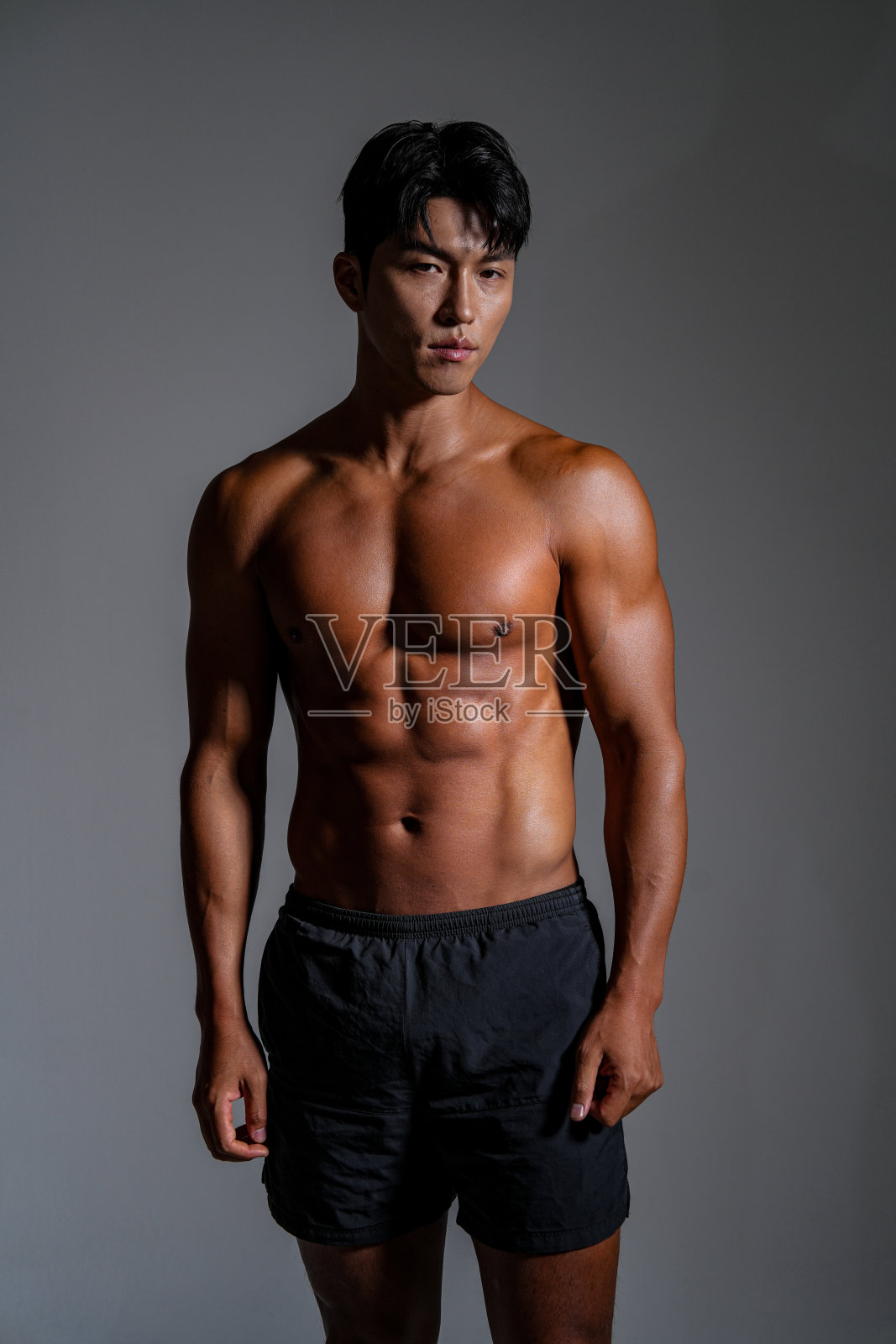 一个身材发达的亚洲男性的酷炫健身形象照片摄影图片