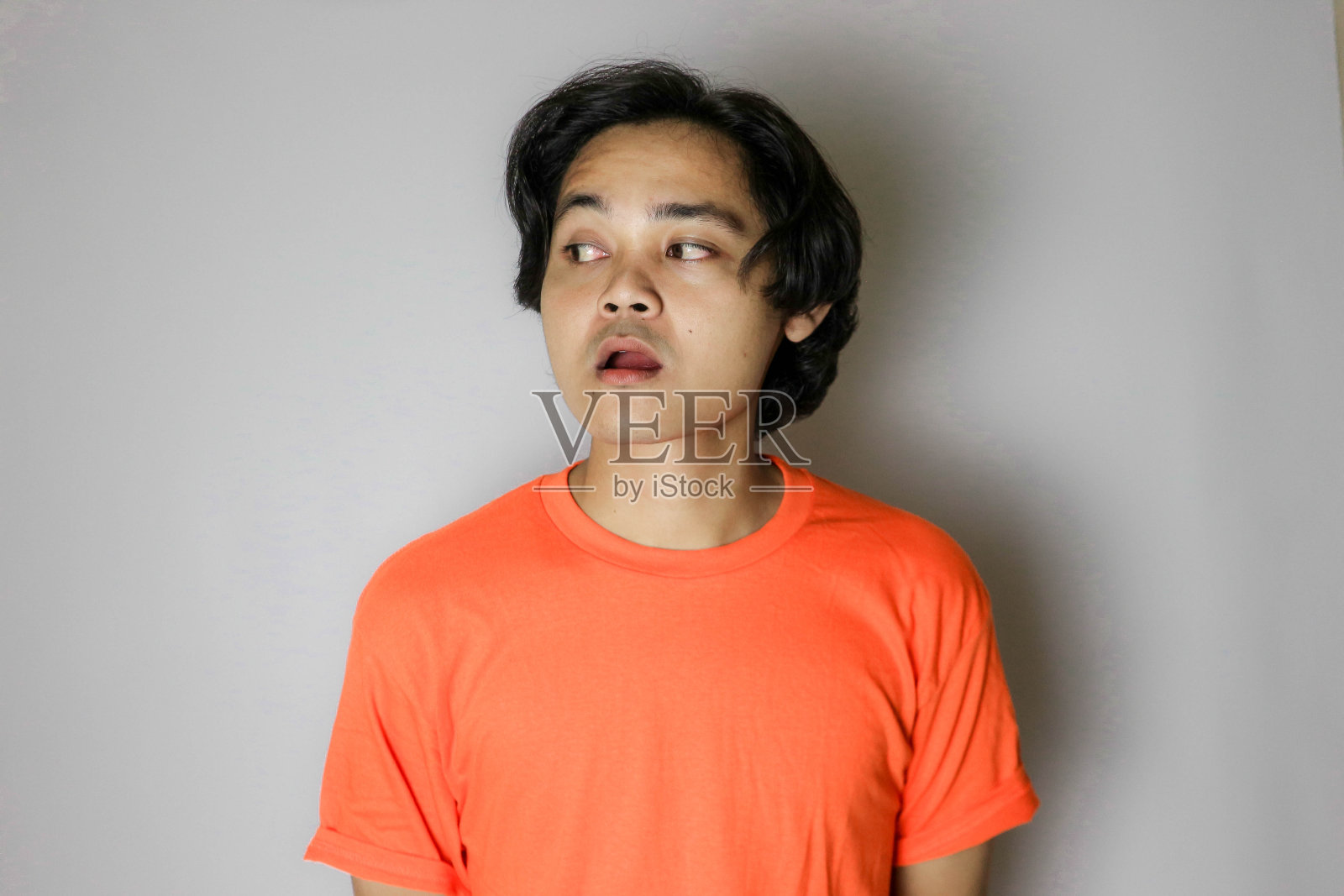 印尼英俊男人的随机表情照片摄影图片