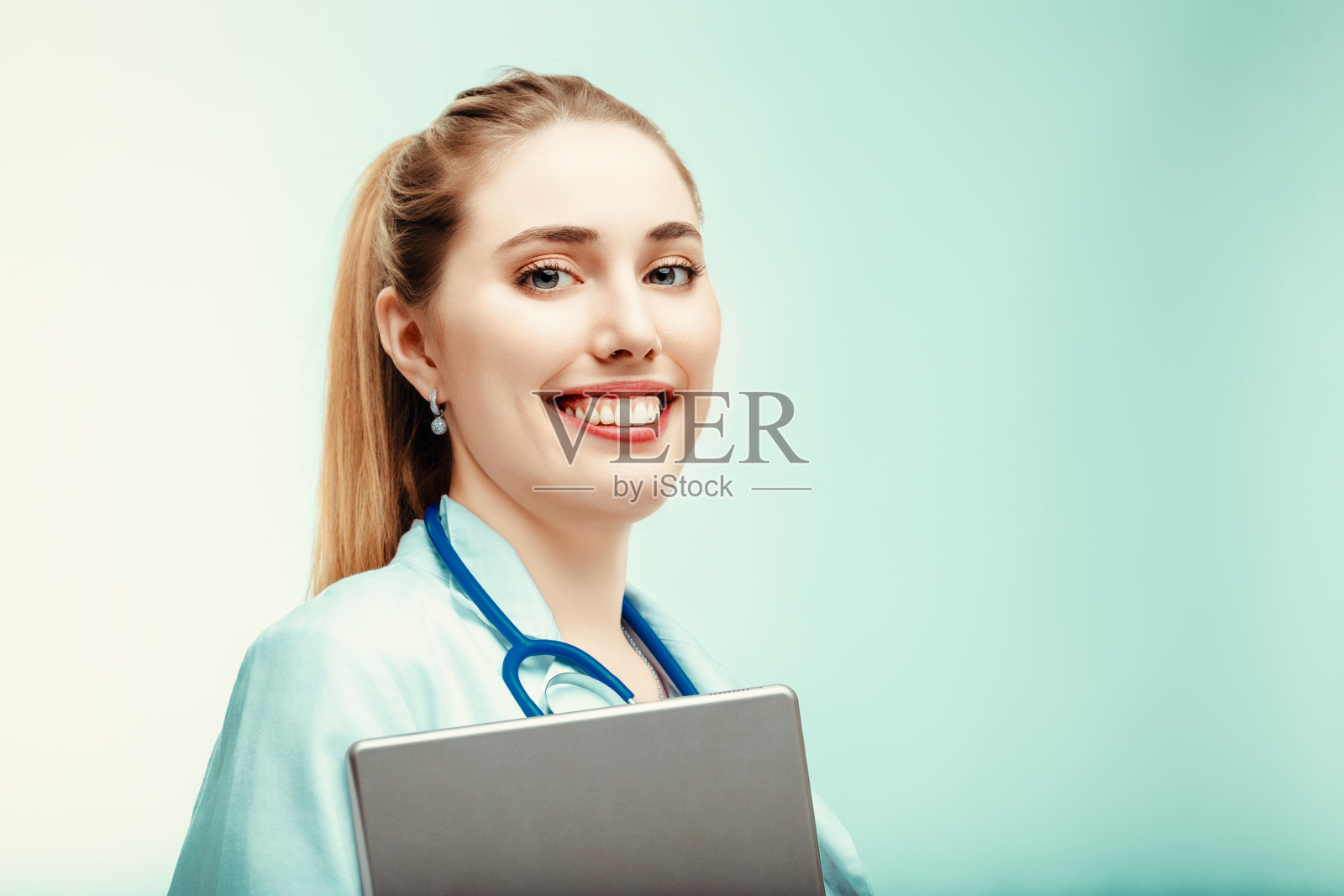 医生微笑着拿着有复印空间的平板电脑照片摄影图片