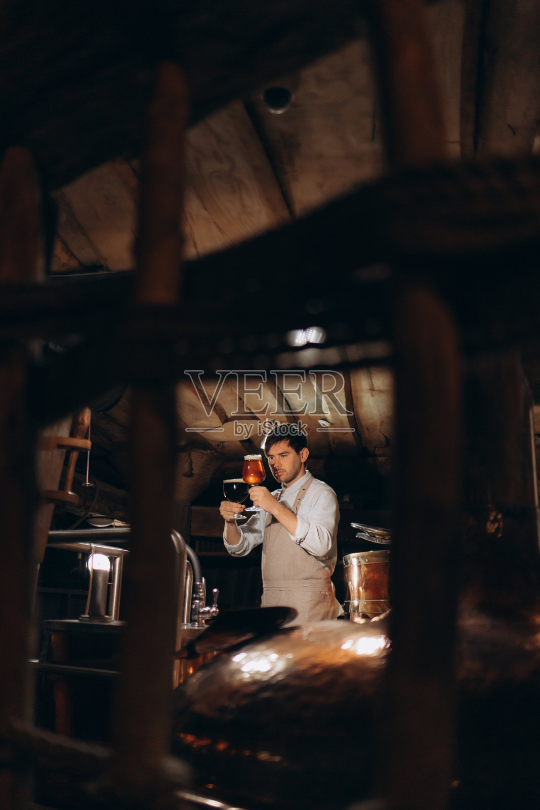 一名男子在啤酒厂品尝新鲜啤酒照片摄影图片