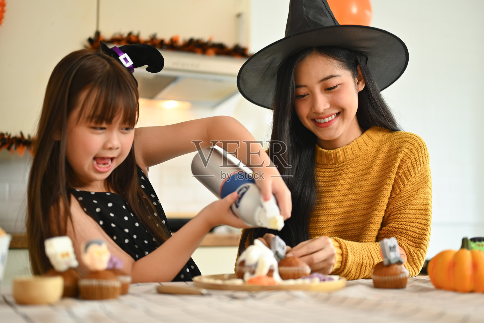 我们准备好了。我们开个万圣节派对吧。照片摄影图片