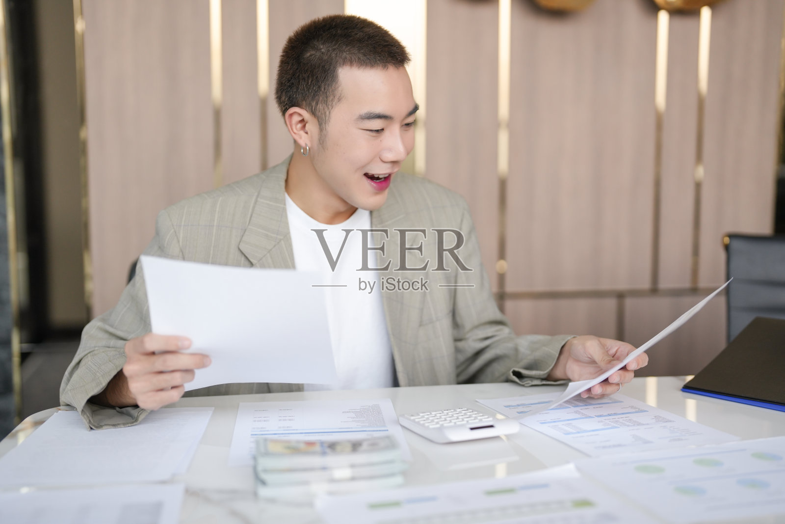 自信的亚洲商人审计员或国内税收服务人员检查年度财务报表公司审计Â会计税照片摄影图片