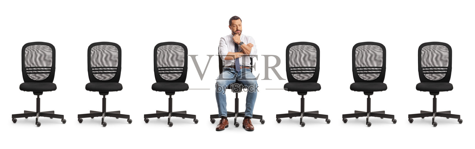 忧心忡忡的专业人士和许多空的办公椅照片摄影图片