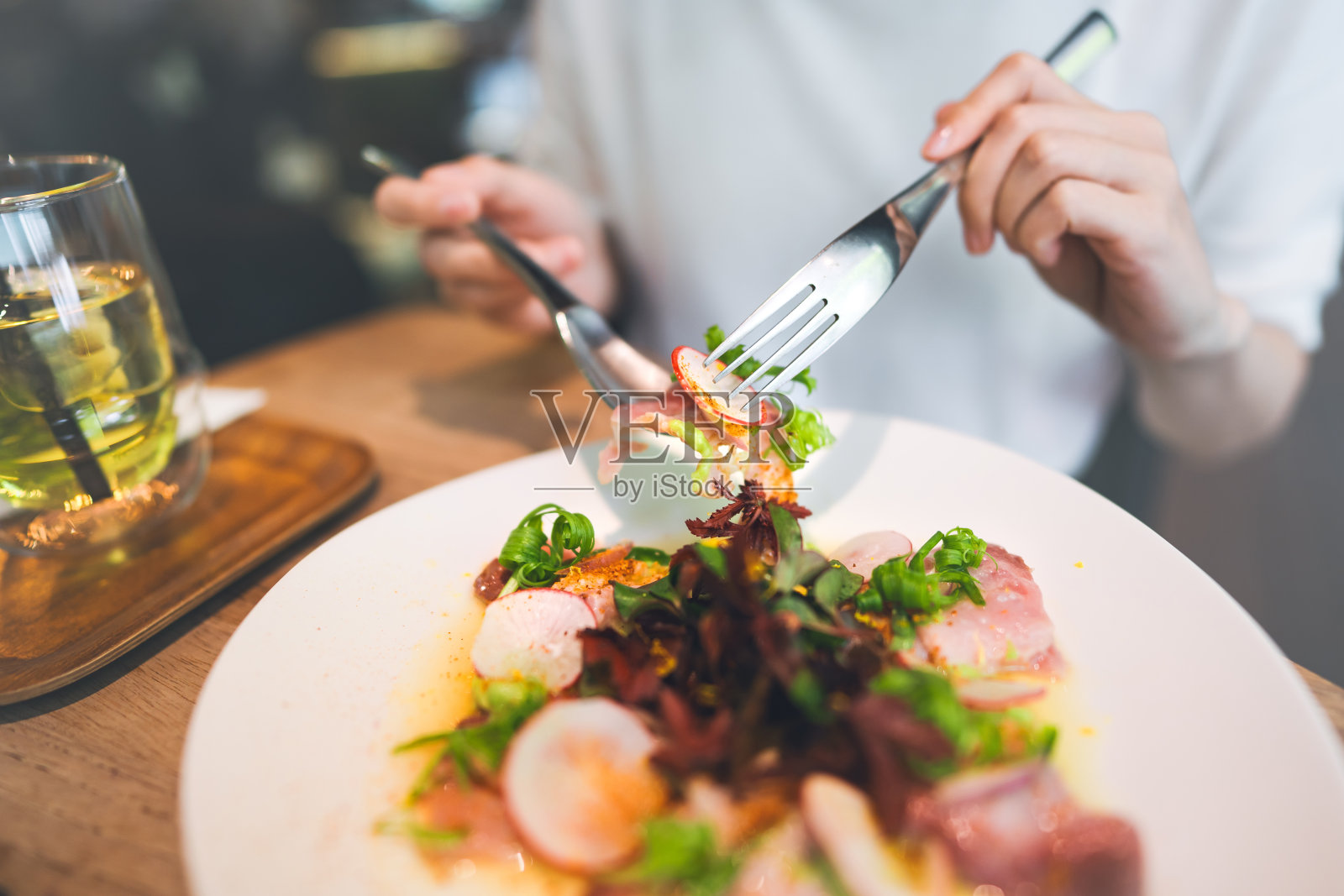 日本料理生鱼片金枪鱼沙拉亚洲吃货女背景在室内餐厅一天照片摄影图片