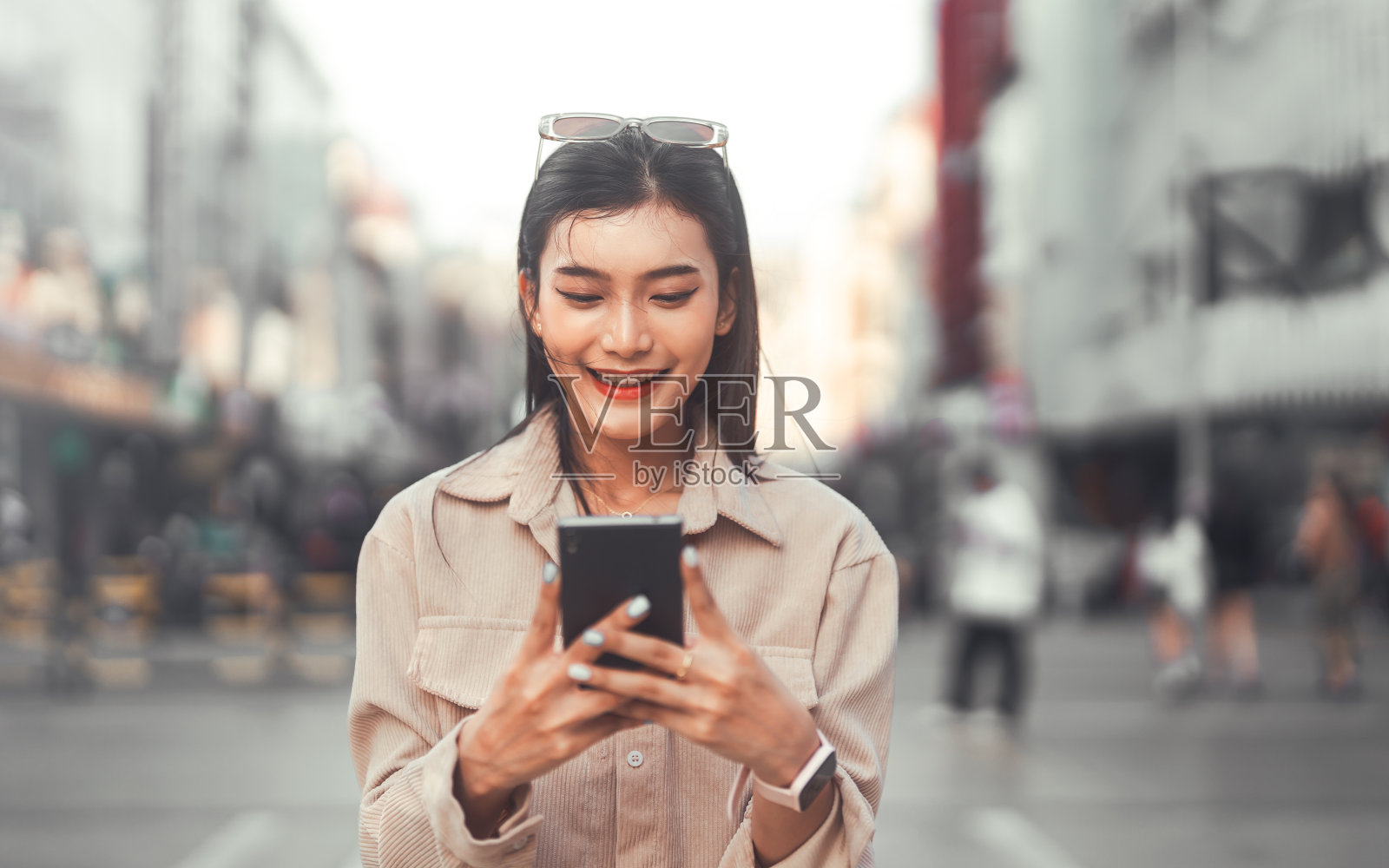 年轻的亚洲女性使用智能手机城市青少年的z世代生活方式照片摄影图片