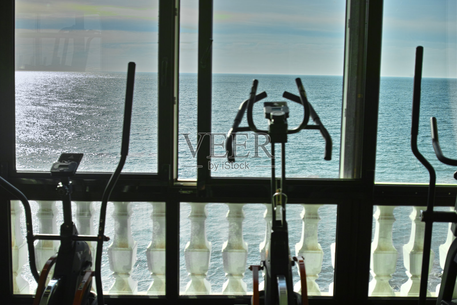 跑步机和大海照片摄影图片