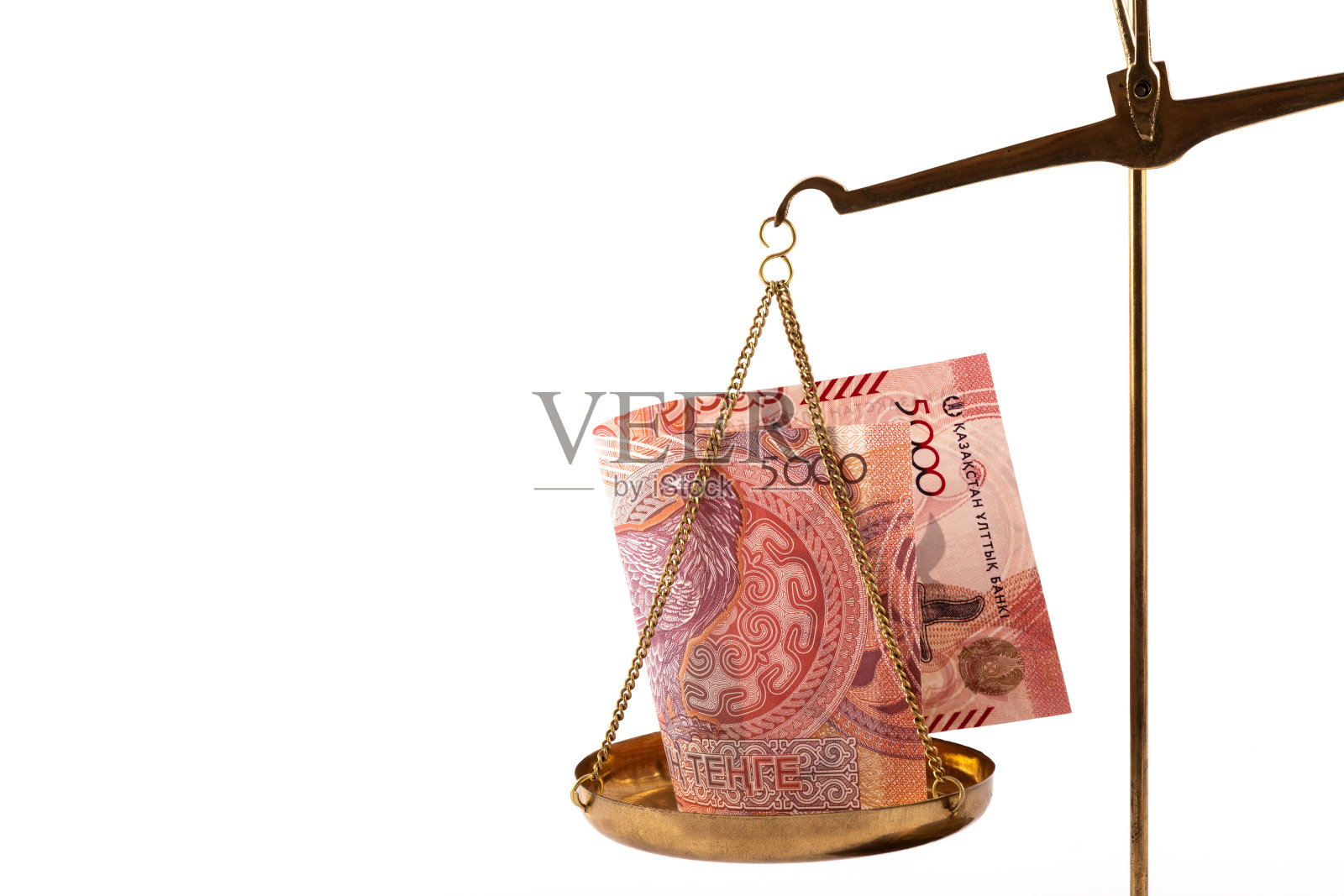 新版5000哈萨克斯坦坚戈纸币在天平上照片摄影图片