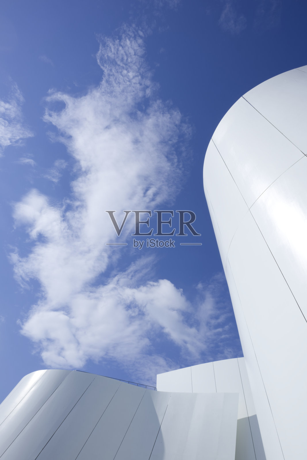 在蓝天的映衬下,白色建筑的抽象造型照片摄影图片