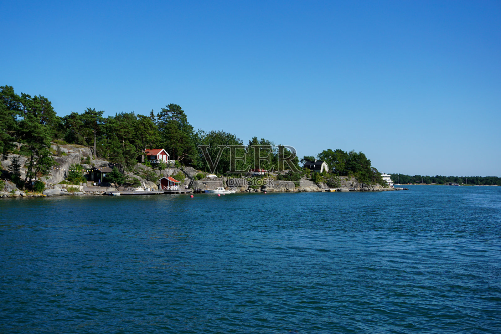 位于群岛中央的一个岛屿照片摄影图片