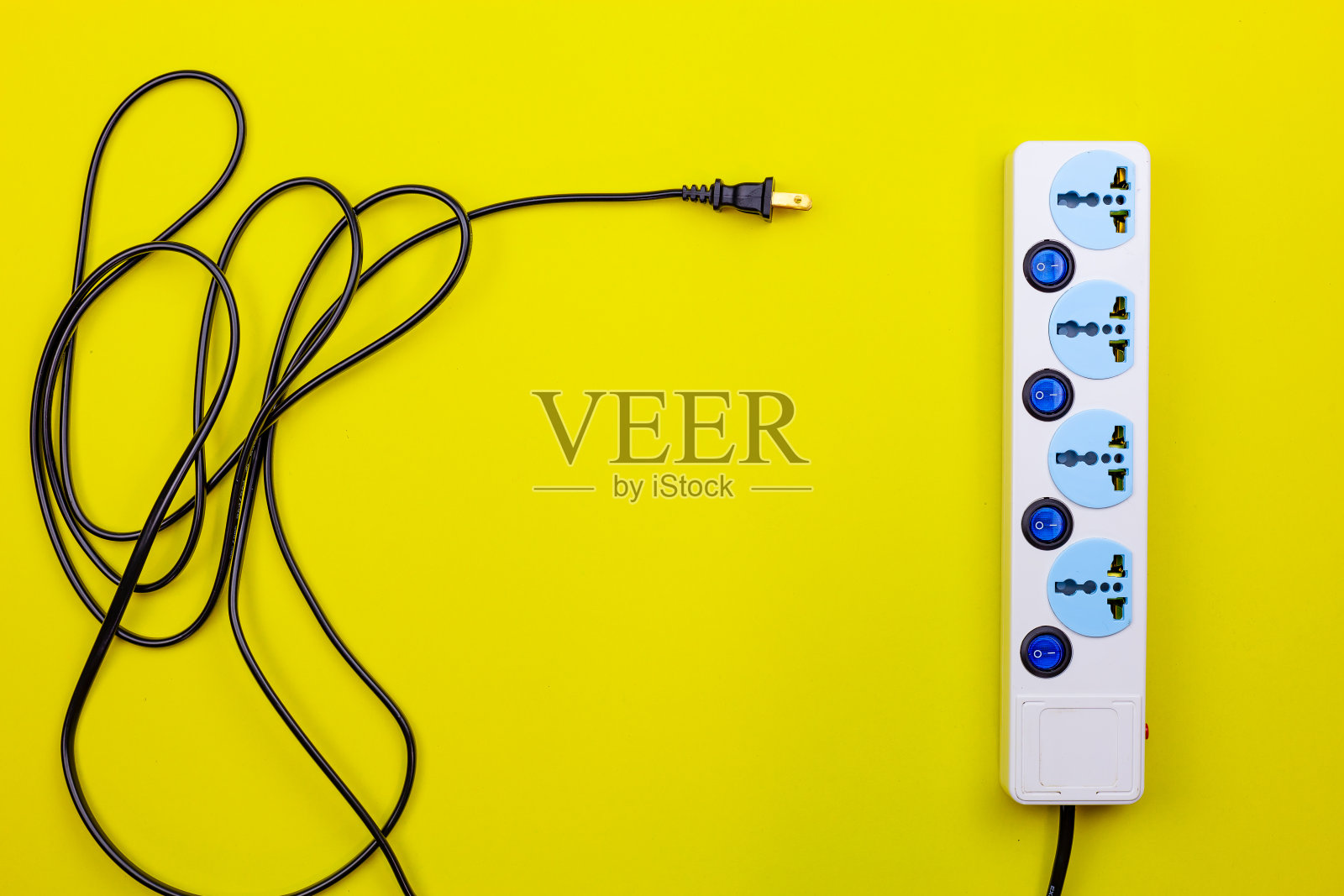 电源插座和插头在黄纸背景上照片摄影图片