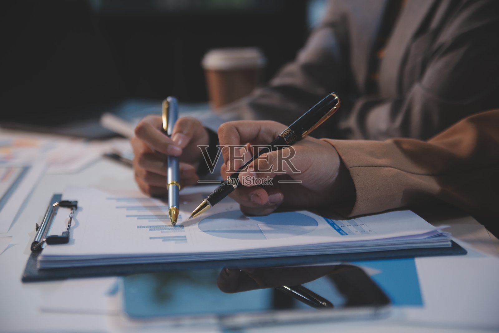 商务会议,市场调研,销售策略分析,促进业务增长。以及投资规划咨询。会计财务概念。照片摄影图片