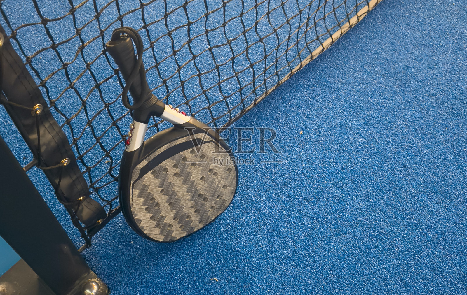 球拍网球拍和球场上的球照片摄影图片