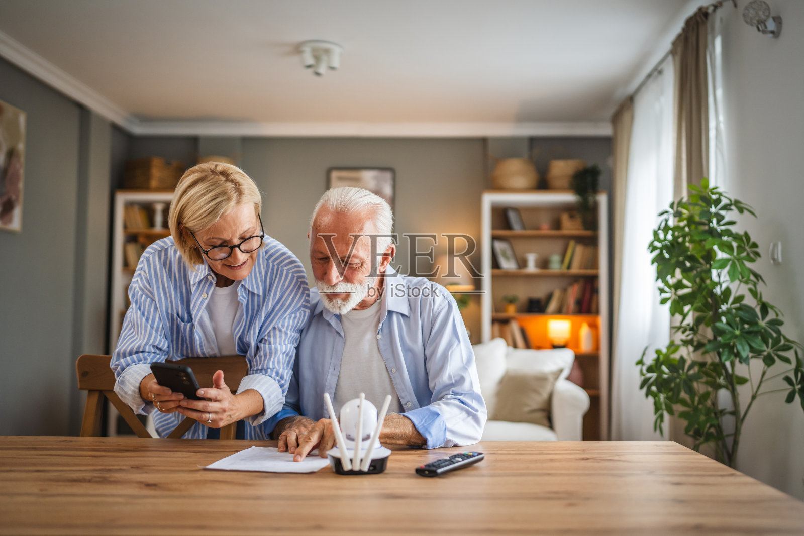 高级夫妇连线,调整闭路电视安全监控摄像头照片摄影图片